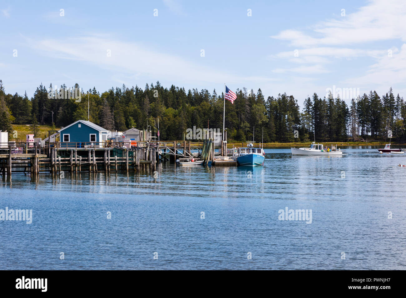 Bateaux et quai de Owls Head Harbour sur la côte de l'Océan Atlantique du Maine Banque D'Images