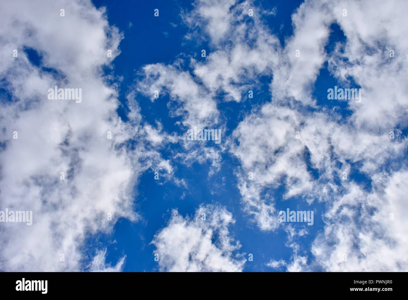 Avec le ciel bleu nuages Banque D'Images