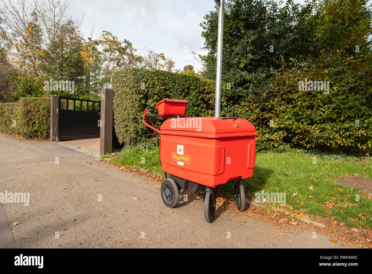 Chariot de distribution de courrier Royal verrouillé ou protégé sur lampadaire dans Cheshire UK Banque D'Images