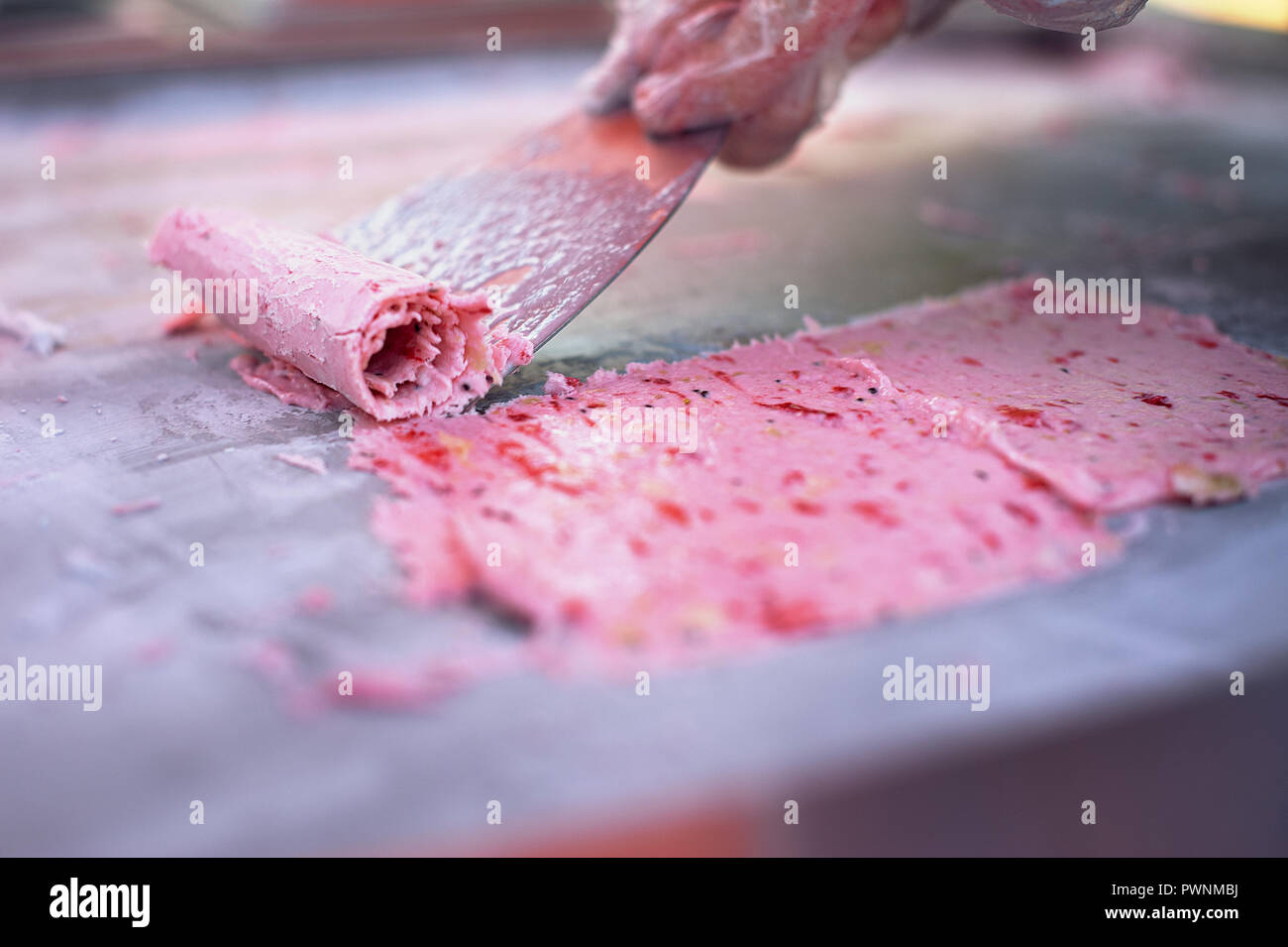 Le processus de préparation de la crème glacée à partir de la banane, les fraises et le lait. Banque D'Images