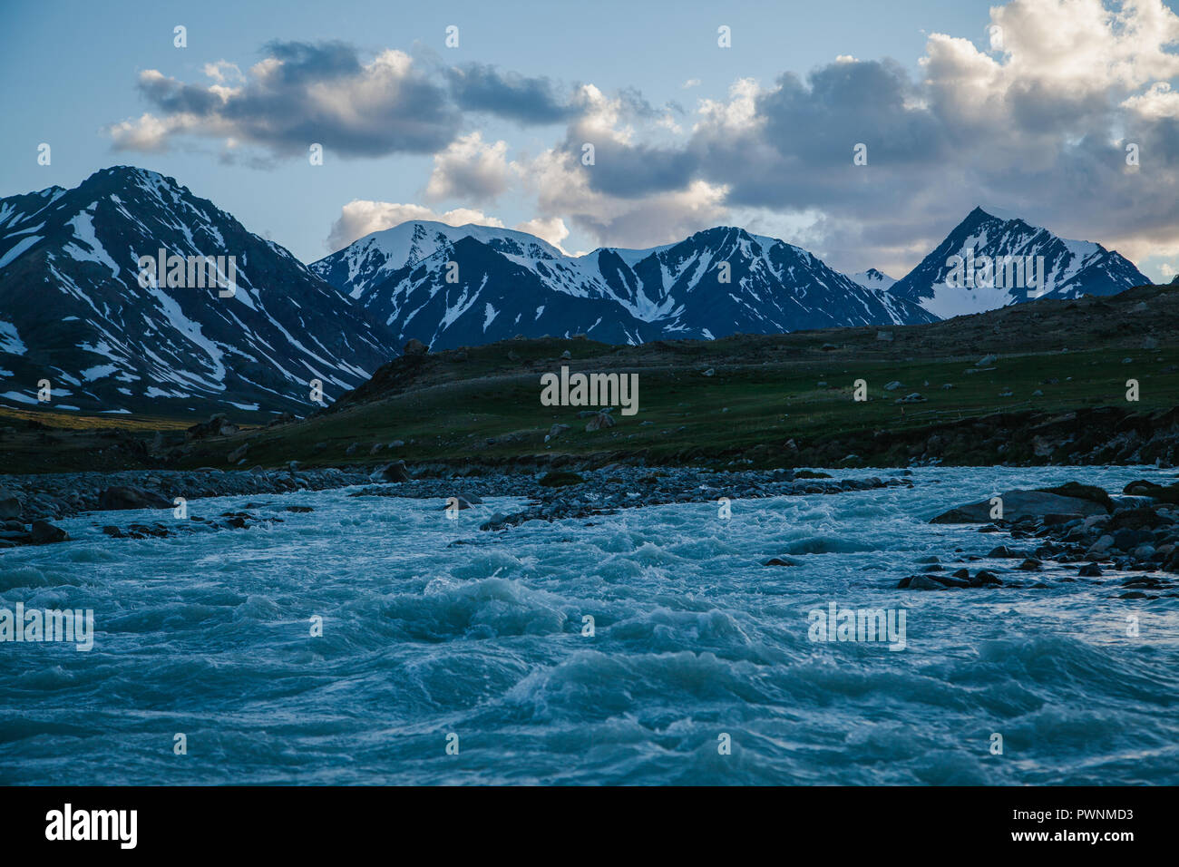 Paysage avec rivière glaciaire d'un blanc laiteux qui descendent de la montagne Tavan Bogd dans l'ouest de la Mongolie. Bayan Olgii, Mongolie Banque D'Images