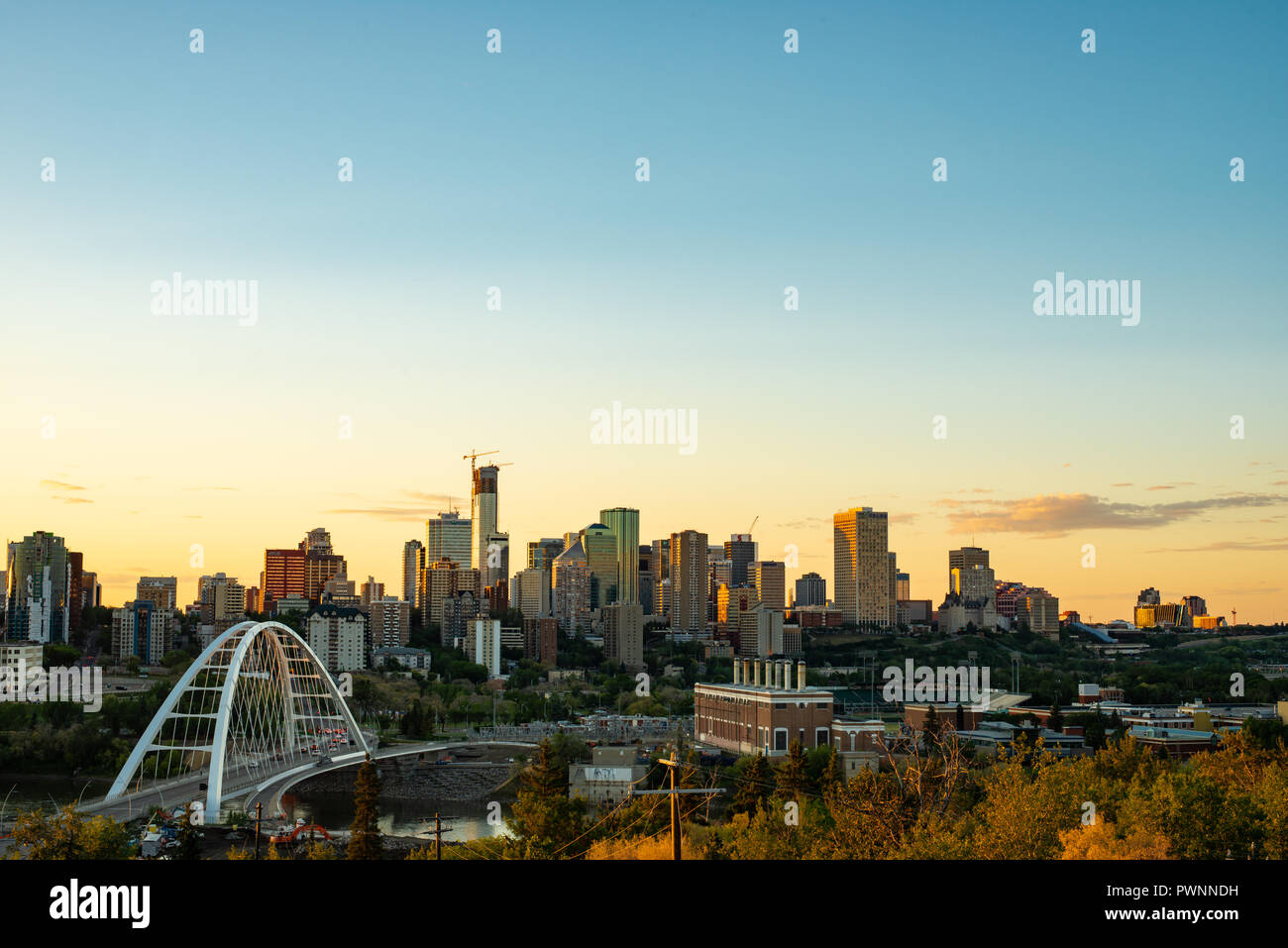 Les toits de la ville d'Edmonton, Alberta avec le nouveau pont en premier plan le Walterdale. Banque D'Images