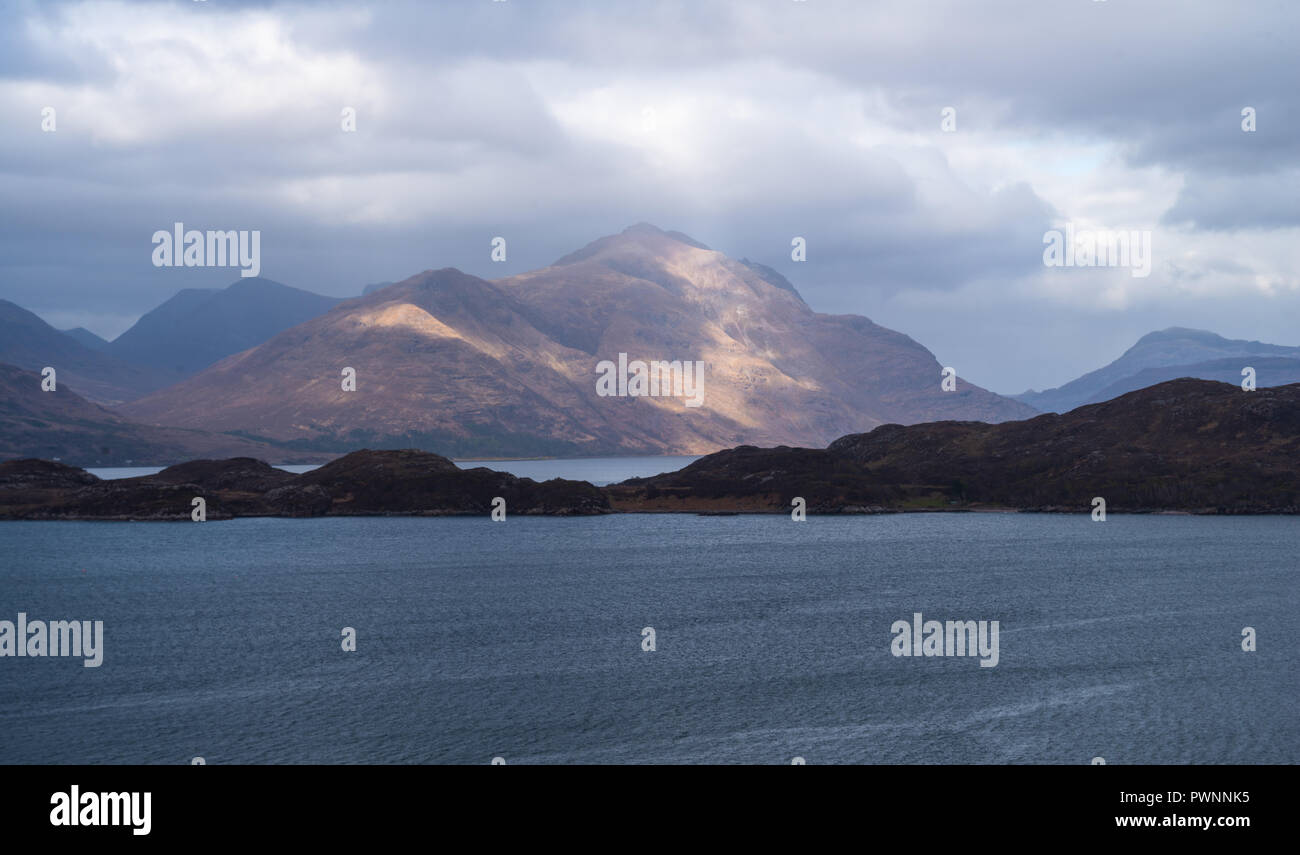 Printemps à Loch Shieldaig et Dughaill Ardheslaig Eilean près, La louviere, Ecosse, Royaume-Uni Banque D'Images