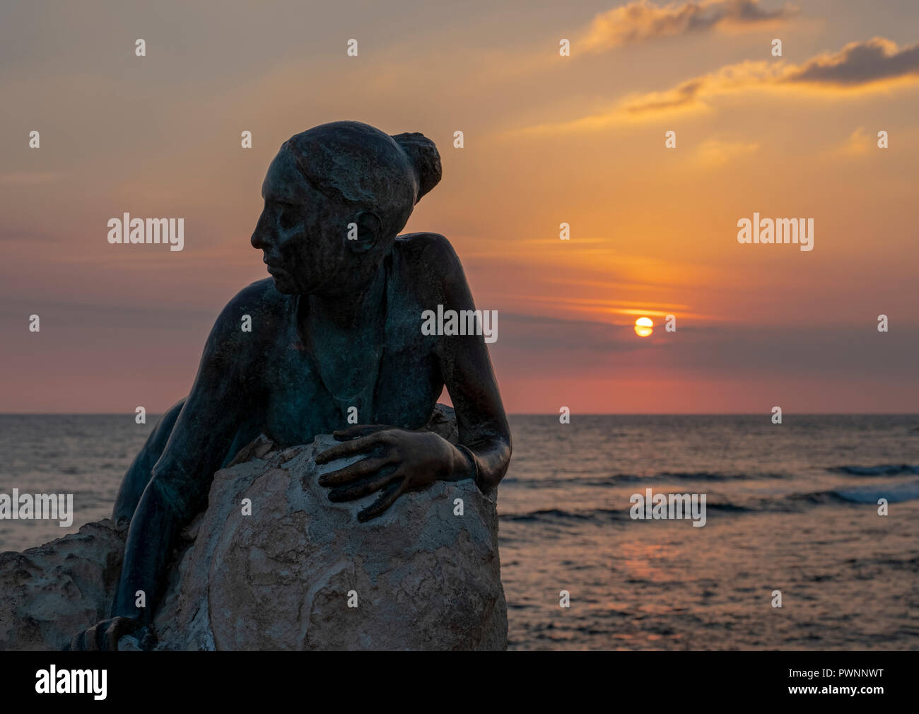 "Sol Alter" par Anna Maria Ioannidou, cette sculpture se trouve à côté du sentier côtier près de Paphos Paphos, Paphos Fort la Chypre Banque D'Images