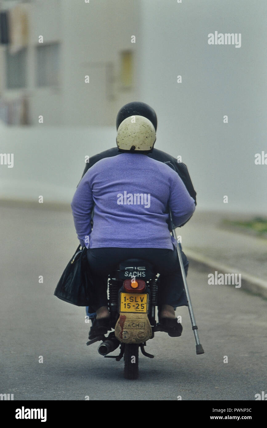 Deux adultes avec des béquilles motocyclette, Portugal Banque D'Images