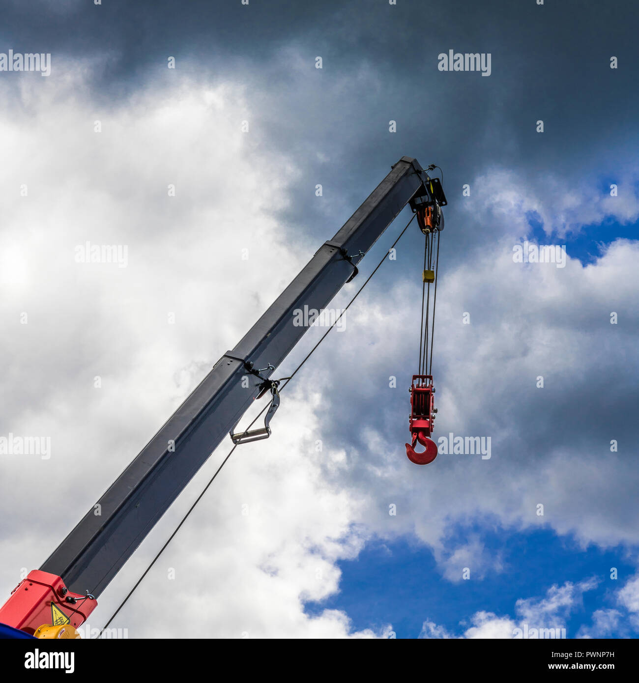 Grue sur camion à flèche contre le ciel Banque D'Images