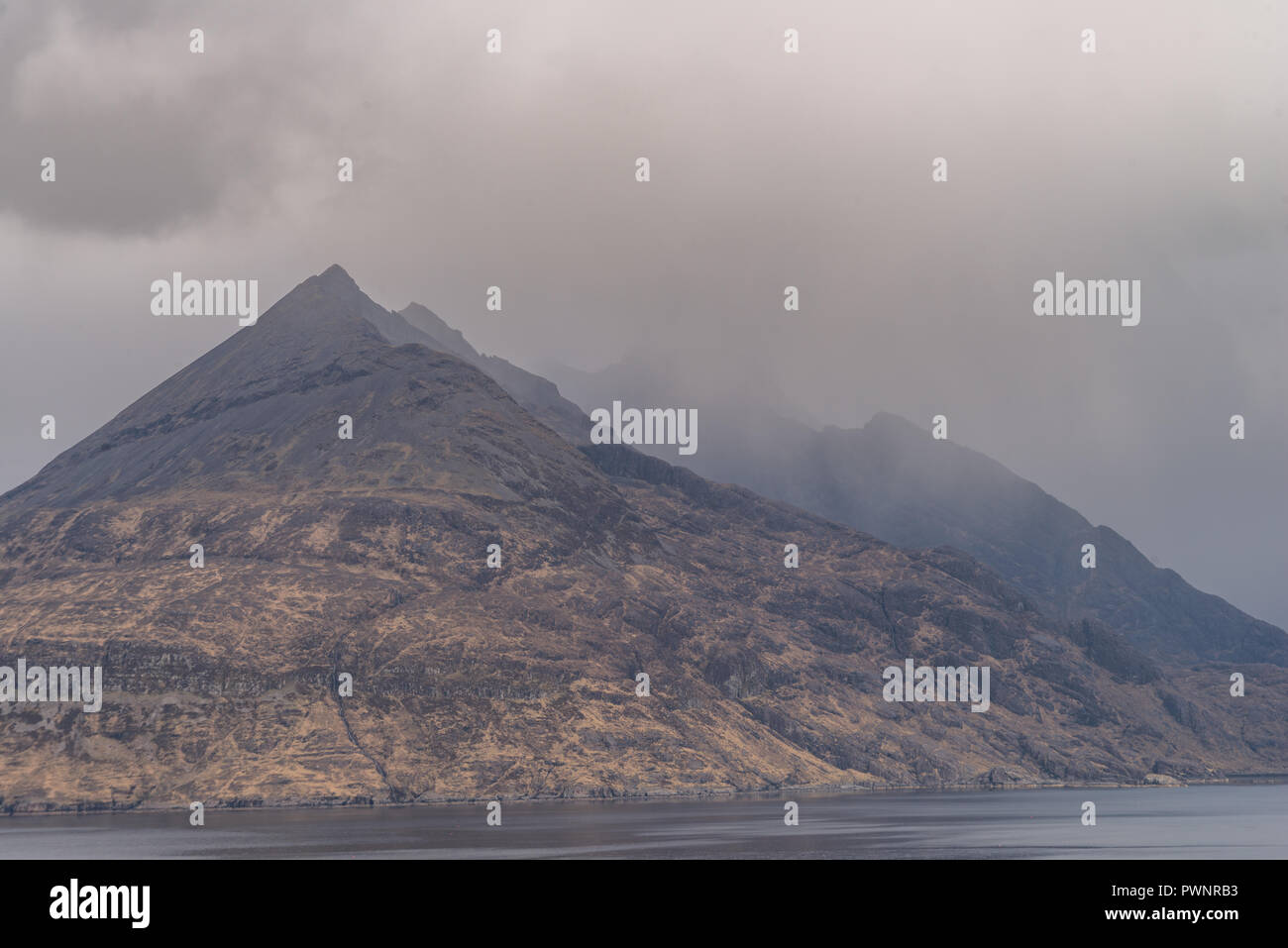 Le Sgurr na ires avec la mer c'est à pieds. Montagnes Cuillin noires, Isle of Skye, Scotland, UK Banque D'Images
