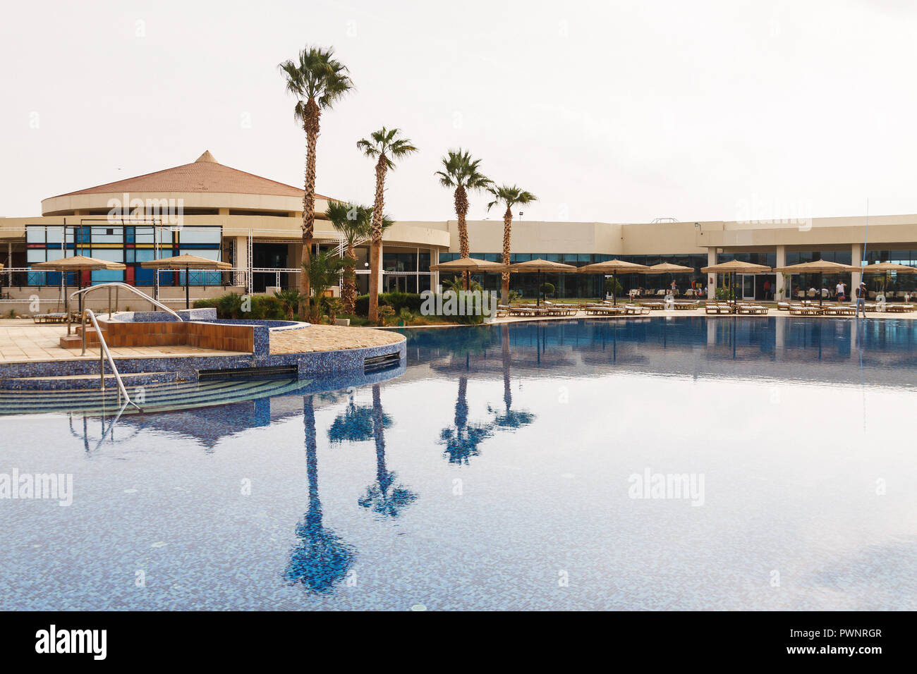 Vue sur la piscine, des palmiers et un restaurant dans un hôtel de villégiature, l'Egypte, Sharm El Sheikh. Banque D'Images