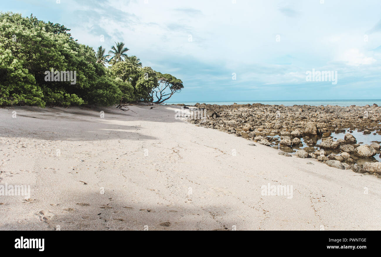 Plage de sable blanc immaculé sur le bord de la forêt avec une côte rocheuse près de Manzanillo, Costa Rica Banque D'Images