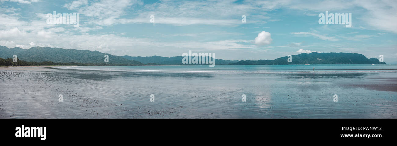 Marée basse sur la Bahia Ballena vide avec aucun peuple sur une journée ensoleillée près de Montezuma, sur la côte Pacifique du Costa Rica Banque D'Images