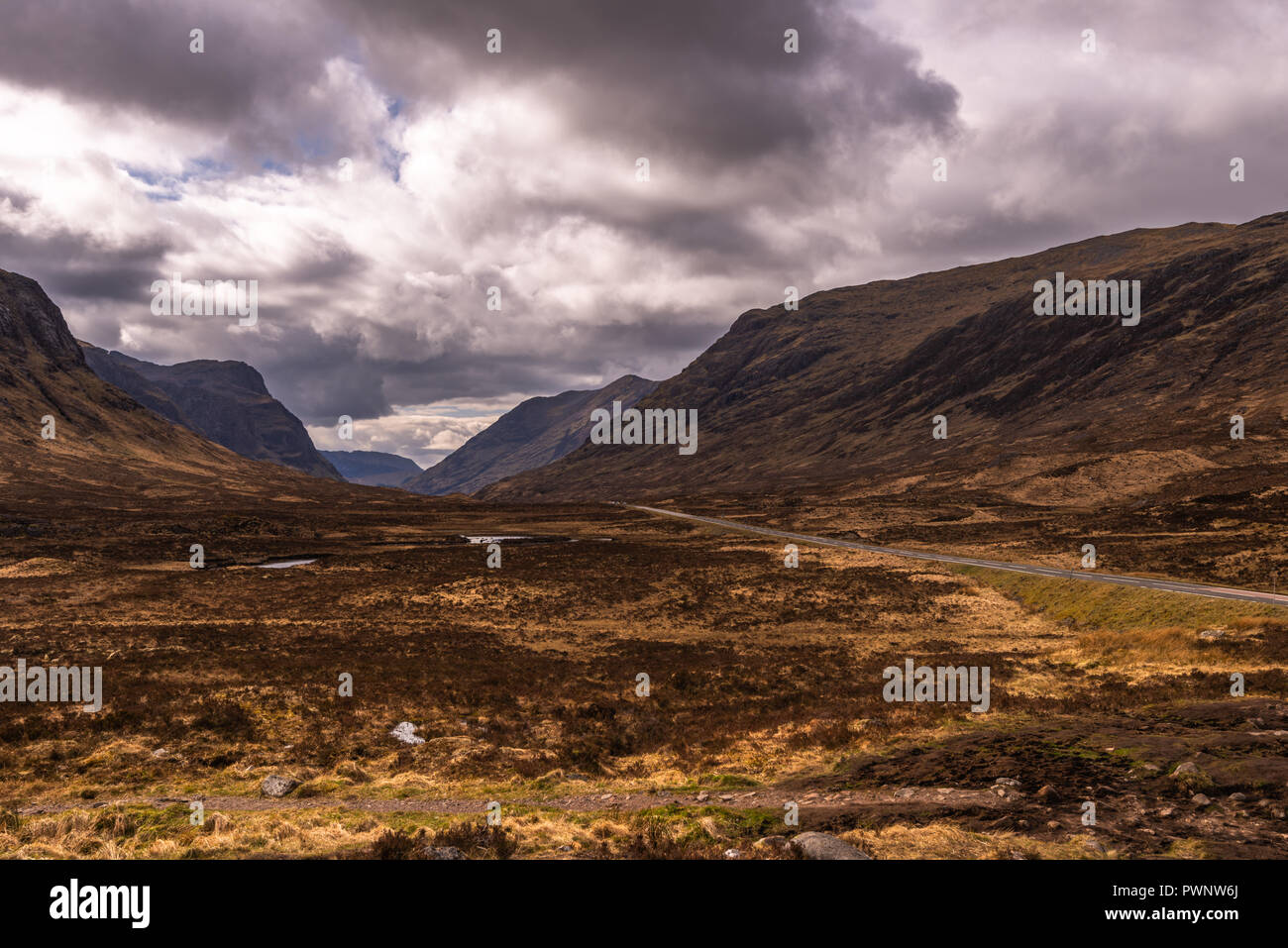 La Glen Coe avec des nuages. Glen Etive dans les Highlands, en Écosse. Banque D'Images