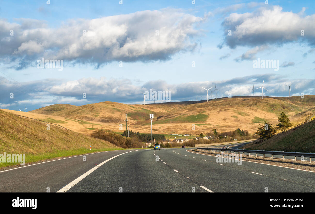 Parc éolien sur une colline la route M6, Cumbria, England, UK Banque D'Images