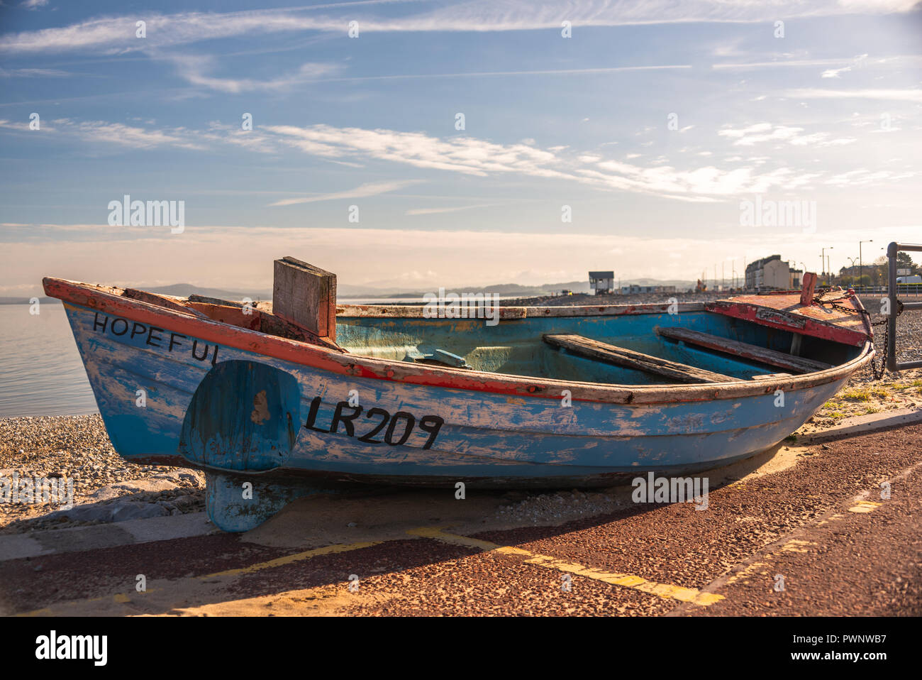 Ancien Bleu fisher bateau sur terre. Front de mer de Blackpool, Lancashire, Royaume-Uni, UK Banque D'Images