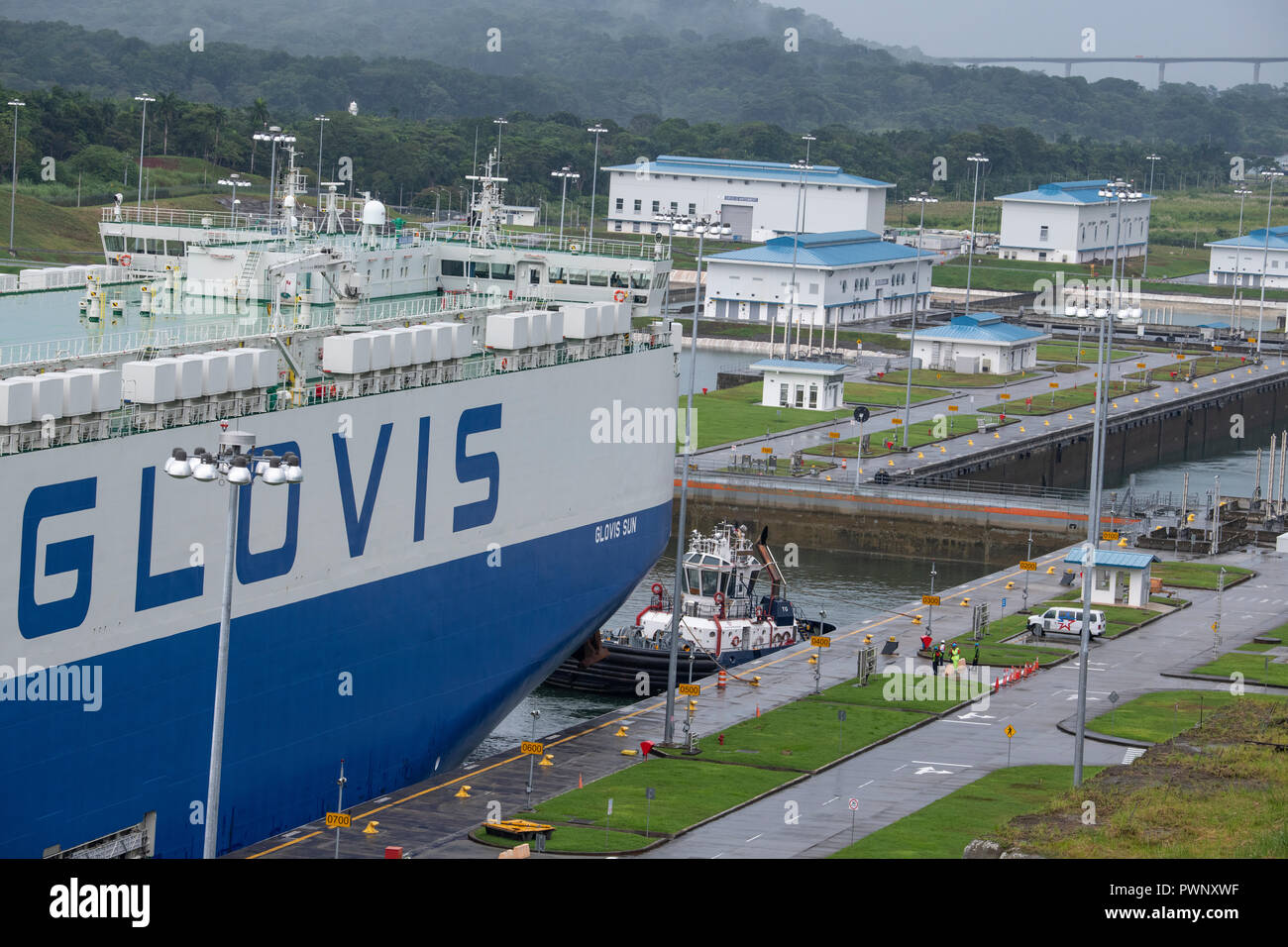 L'Amérique centrale, du Panama, du côlon. Canal de Panama. Nouveau Panamax Agua Clara serrures. Vue du Centre d'observation. Glovis Car Carrier (Sun) navire cargo t Banque D'Images