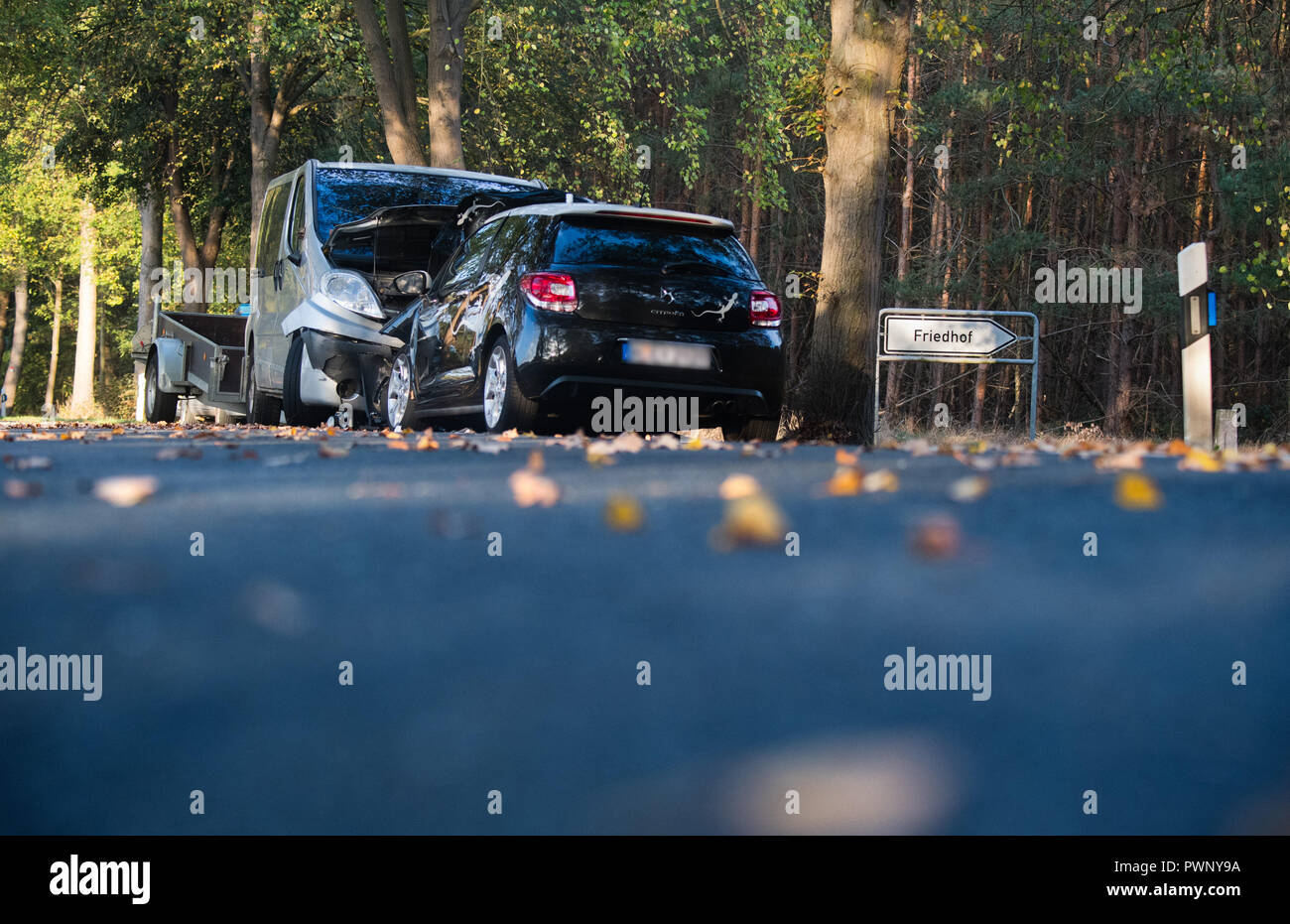 17 octobre 2018, Basse-Saxe, Schillerslage : deux véhicules sont sur le L383 après une collision frontale. L'accident a tué une femme de 63 ans et grièvement blessé un homme. Selon la police, la cause de l'accident a probablement été un échec de manœuvre de dépassement. Photo : Julian Stratenschulte/dpa Banque D'Images