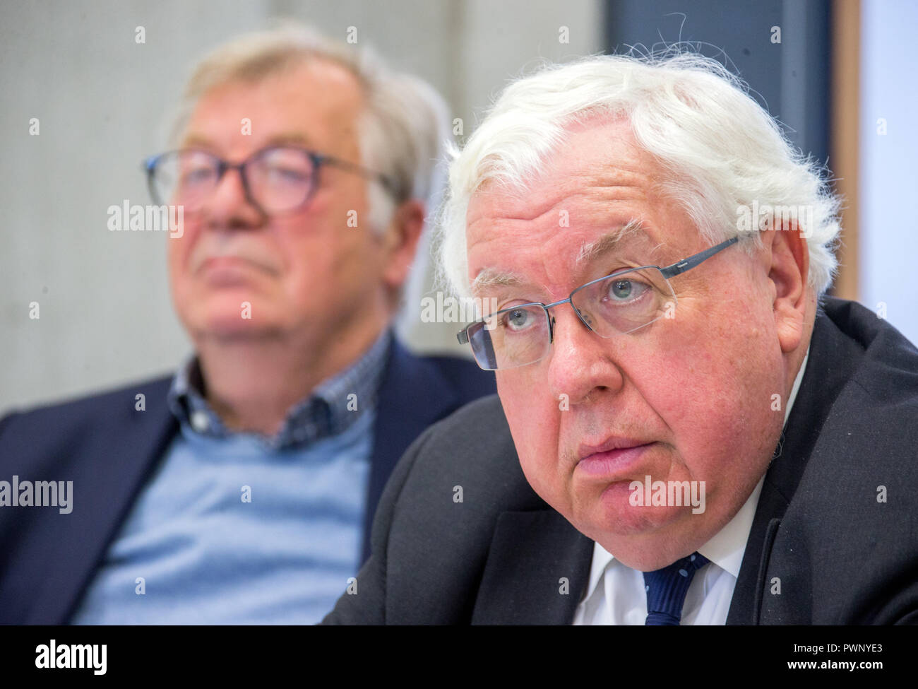 05 octobre 2018, Berlin : John Christian Kornblum (r), diplomate américain à la retraite, ancien ambassadeur des Etats-Unis à l'Allemagne, et Eberhard Diepgen, ancien maire de Berlin, participer à une conférence de presse de l'initiative "Museum am Checkpoint Charlie maintenant'. Photo : Jens Büttner/dpa-Zentralbild/dpa Banque D'Images