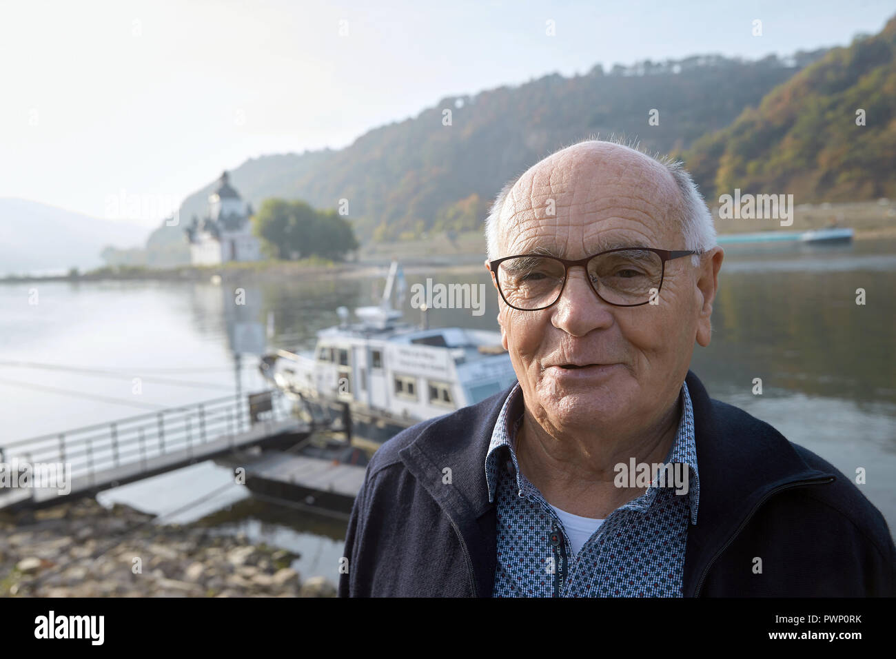 Rhénanie-palatinat, Oberwesel (Allemagne). 17 Oct, 2018. Exploitant de traversiers Heinz Dieter Kimpel se dresse sur le Rhin en face de la douane château Pfalzgrafenstein. Le trafic des ferries au château au milieu du Rhin a été arrêté en raison du faible niveau d'eau. Photo : Thomas Frey/dpa dpa : Crédit photo alliance/Alamy Live News Banque D'Images