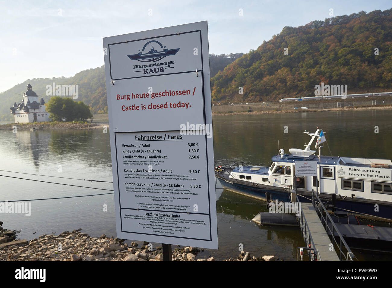 Rhénanie-palatinat, Oberwesel (Allemagne). 17 Oct, 2018. Un panneau indique que le trafic des ferries pour l'Zollburg Pfalzgrafenstein au milieu du Rhin a été arrêté en raison du faible niveau d'eau. Photo : Thomas Frey/dpa dpa : Crédit photo alliance/Alamy Live News Banque D'Images
