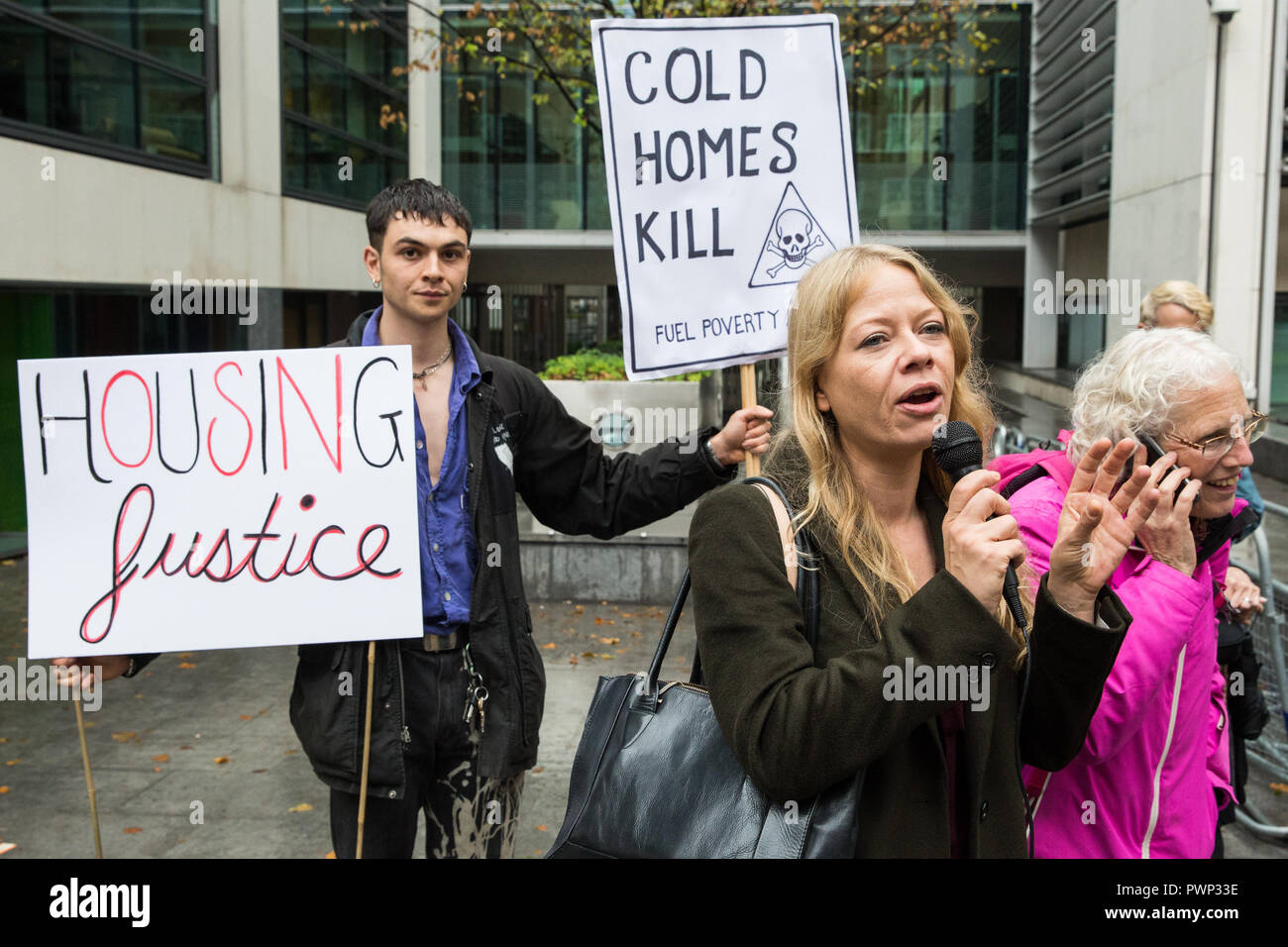 Londres, Royaume-Uni. 17 octobre, 2018. Sian Berry, nouvellement élu co-chef du Parti Vert, adresses de tour les résidents et les partisans du groupe campagne populaire d'Action contre la pauvreté de carburant à une manifestation devant le ministère du Logement, des communautés et des Gouvernements locaux à la demande de financement et d'action urgente pour protéger les résidents de la tour de feu et de froid. Une lettre signée par 140 signataires y compris des députés, des conseillers municipaux, des syndicats et des groupes de campagne axée sur le logement, la pauvreté, la discrimination, la santé, l'énergie et du climat a également été présenté. Credit : Mark Kerrison/Alamy Live News Banque D'Images