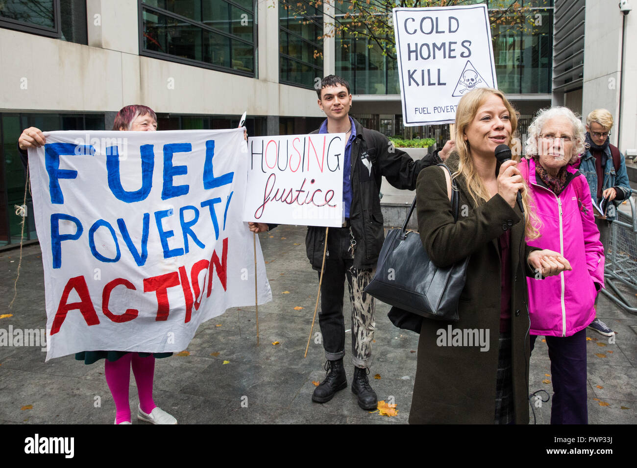 Londres, Royaume-Uni. 17 octobre, 2018. Sian Berry, nouvellement élu co-chef du Parti Vert, adresses de tour les résidents et les partisans du groupe campagne populaire d'Action contre la pauvreté de carburant à une manifestation devant le ministère du Logement, des communautés et des Gouvernements locaux à la demande de financement et d'action urgente pour protéger les résidents de la tour de feu et de froid. Une lettre signée par 140 signataires y compris des députés, des conseillers municipaux, des syndicats et des groupes de campagne axée sur le logement, la pauvreté, la discrimination, la santé, l'énergie et du climat a également été présenté. Credit : Mark Kerrison/Alamy Live News Banque D'Images