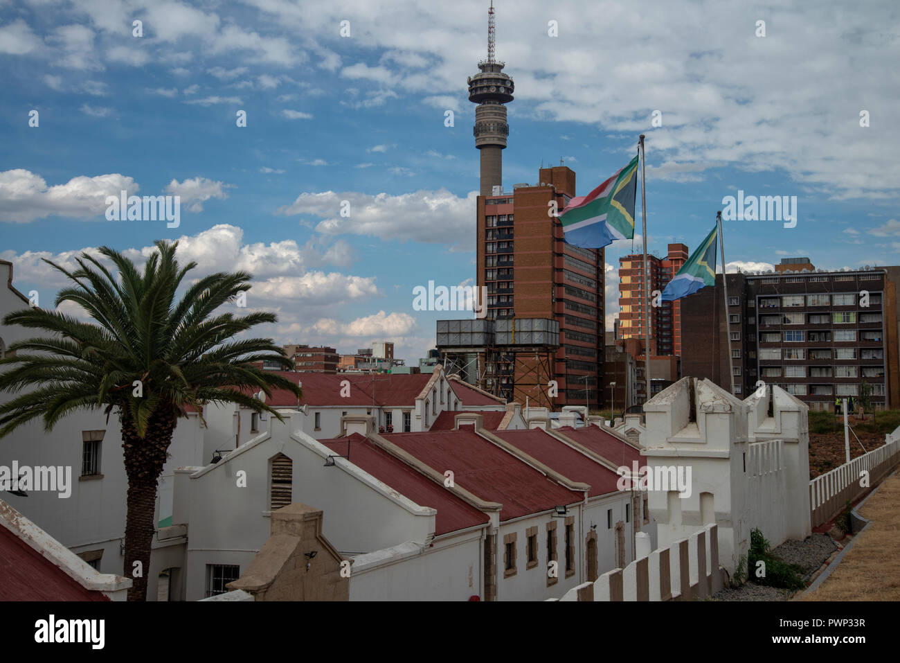 Johannesburg, Afrique du Sud, le 17 octobre, 2018. Rouler dans les nuages sur la colline de la Constitution en Afrique du Sud, le mercredi après-midi. Nugent la Commission d'enquête sur la South African Revenue service (SARS) a continué à Pretoria, en dépit d'une cour constitutionnelle en application de l'impôt suspendu patron Moyane Tom de l'avoir arrêté. La Cour constitutionnelle est situé sur Constitution Hill, où le gouvernement d'apartheid dans le passé tenu prisonniers, y compris Nelson Mandela. Credit : Eva-Lotta Jansson/Alamy Live News Banque D'Images