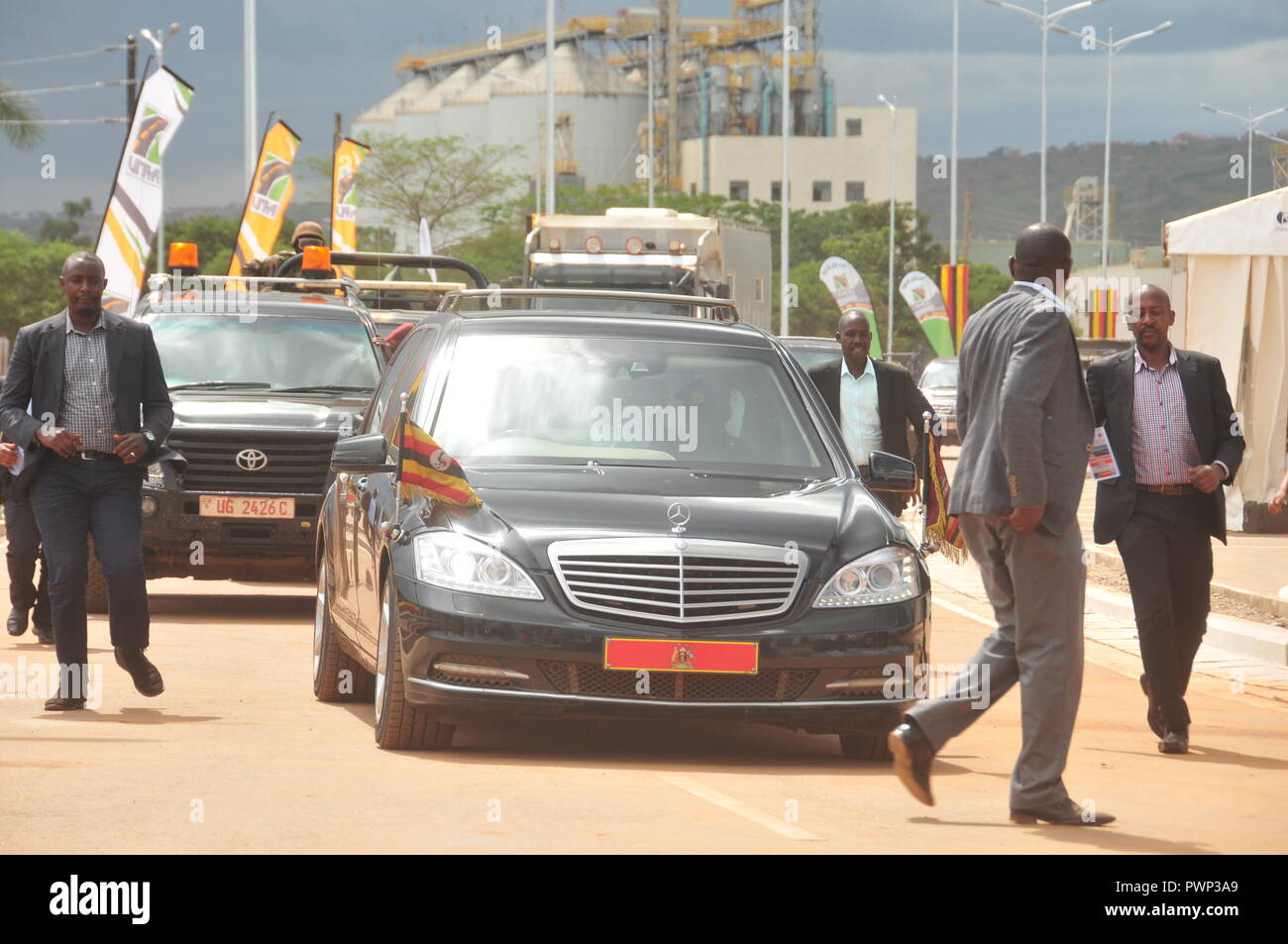 À Jinja, en Ouganda. 17, octobre, 2018. Le cortège du président de l'Ouganda sur les 525 mètres de long pont Source du Nil qu'il a commandé à Jinja. Crédit ; Donald Kiirya/Alamy Live News. Banque D'Images