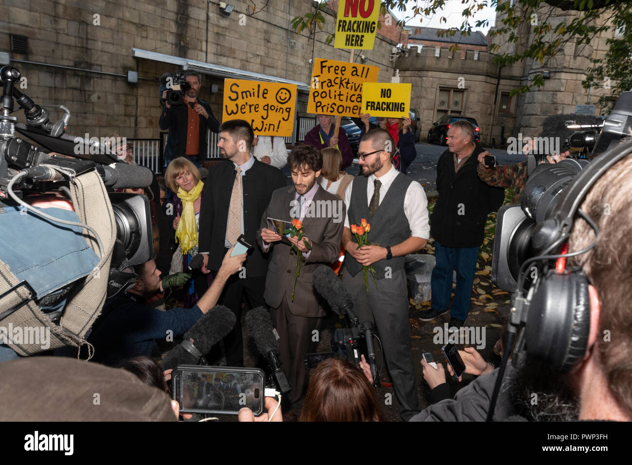 Prison Preston Preston, Royaume-Uni. 17e. 2018 octobre : Trois anti-fracking manifestants ont été libérés de prison après Preston ils appelé avec succès de leur peine. Le juge de la cour d'appel a fait observer que l'année et demi d'emprisonnement étaient draconiennes pour la manifestation qu'ils effectué lorsqu'ils ont interrompu les livraisons vers le gaz de schiste exploratoire Cuadrilla site près de Blackpool. Une petite foule de supporters les ont accueillis comme la prison de gauche. Crédit : Dave Ellison/Alamy Live News Banque D'Images