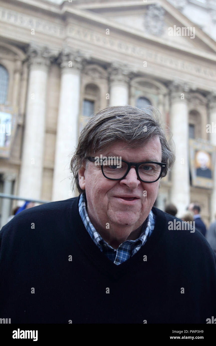 La cité du Vatican. 17 Oct, 2018. (Saint-siège) Directeur MICHAEL MOORE RENCONTRE LE PAPE François au cours de l'Audience générale Place Saint-Pierre à St. Petr au Vatican. M. Lande était avec sa soeur. À la fin de l'audience M. Moore répondre BERNICE KING : Evandro Inetti de crédit/ZUMA/Alamy Fil Live News Banque D'Images