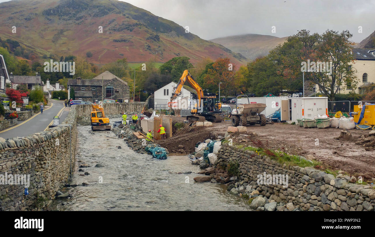 Shap, Cumbria, Royaume-Uni. 17 Oct, 2018. Les entrepreneurs continuent de réparer et améliorer les défenses contre les inondations 3 ans après la tempête Desmond a frappé la région du Lake District. Credit : Rafael Garea-Balado/Alamy Live News Banque D'Images