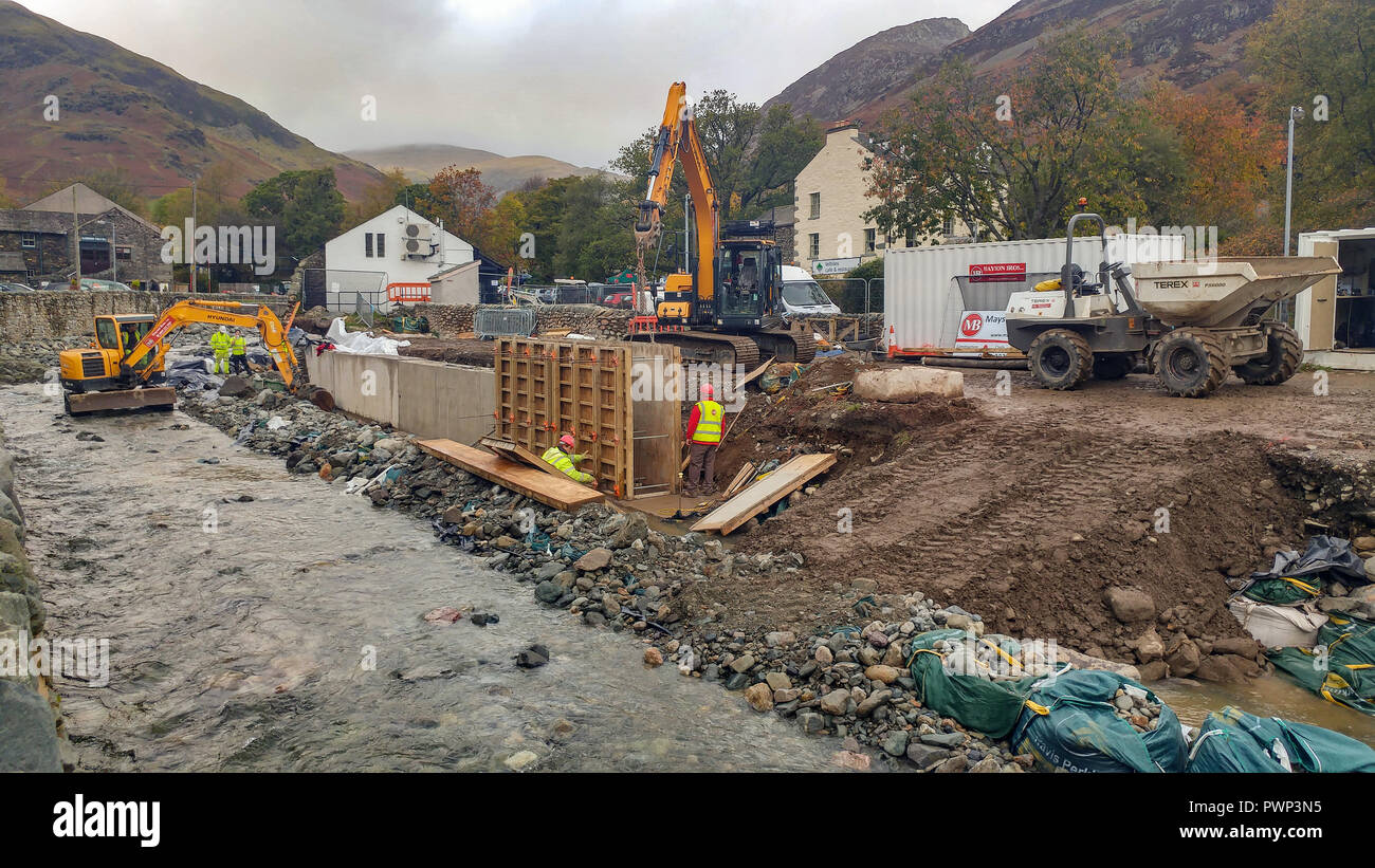 Shap, Cumbria, Royaume-Uni. 17 Oct, 2018. Les entrepreneurs continuent de réparer et améliorer les défenses contre les inondations 3 ans après la tempête Desmond a frappé la région du Lake District. Credit : Rafael Garea-Balado/Alamy Live News Banque D'Images