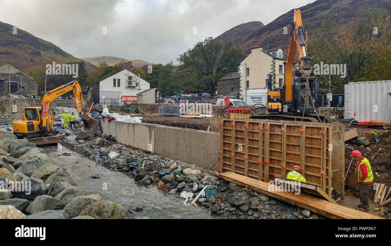 Shap, Cumbria, Royaume-Uni. 17 Oct, 2018. Les entrepreneurs continuent de réparer et améliorer les défenses contre les inondations 3 ans après la tempête Desmond a frappé la région du Lake District. Credit : Rafael Garea-Balado/Alamy Live News Banque D'Images