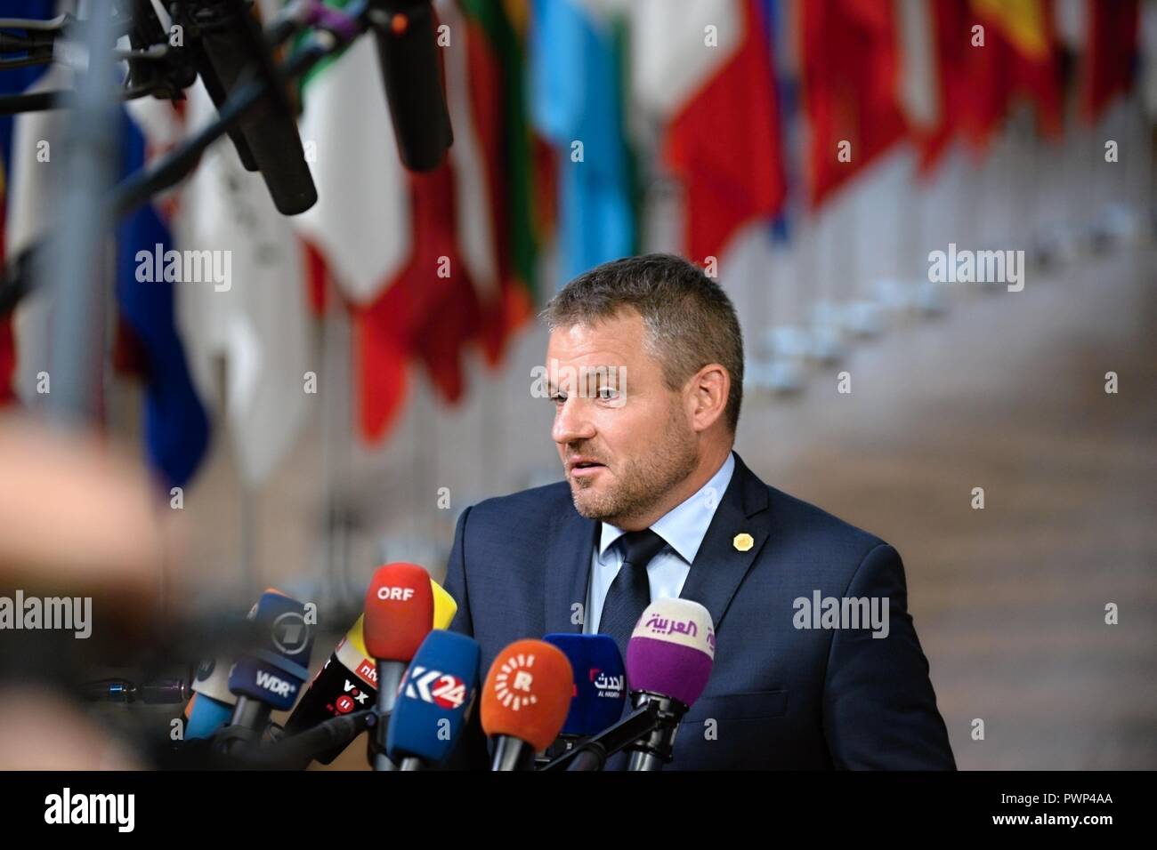 Bruxelles, Belgique. 17 Oct, 2018. Le Premier ministre slovaque Peter Pellegrini s'adresse aux journalistes comme il arrive pour le sommet européen de Bruxelles aujourd'hui, le mercredi, Octobre 17, 2018. Le sommet est de traiter principalement avec l'état actuel de l'Brexit parle. Credit : Jakub Dospiva/CTK Photo/Alamy Live News Banque D'Images