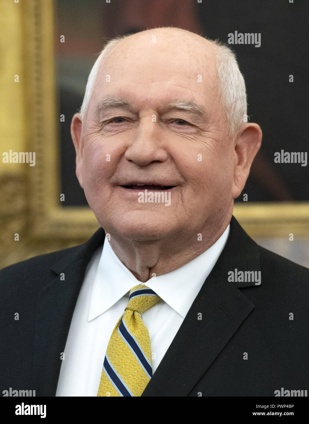 Washington, District de Columbia, Etats-Unis. 17 Oct, 2018. United States Secretary of Agriculture Sonny Perdue à l'écoute en tant que Président américain Donald J. Trump parle à la presse comme il rencontre avec les travailleurs sur l'élimination de règlements, également connu sous le nom de ''red'' dans le bureau ovale de la Maison Blanche à Washington, DC le mercredi, Octobre 17, 2018 Credit : Ron Sachs/CNP/ZUMA/Alamy Fil Live News Banque D'Images