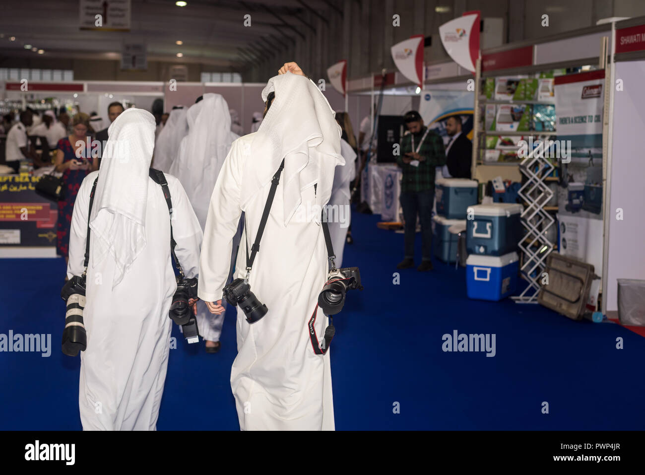 Abu Dhabi National Exhibition Centre, EAU - 17 octobre 2018 : Abu Dhabi International Boat Show 2018 / Couple de photographes et journalistes arabes avec des appareils photos numériques. Credit : Fahd Khan/Alamy Live News Banque D'Images