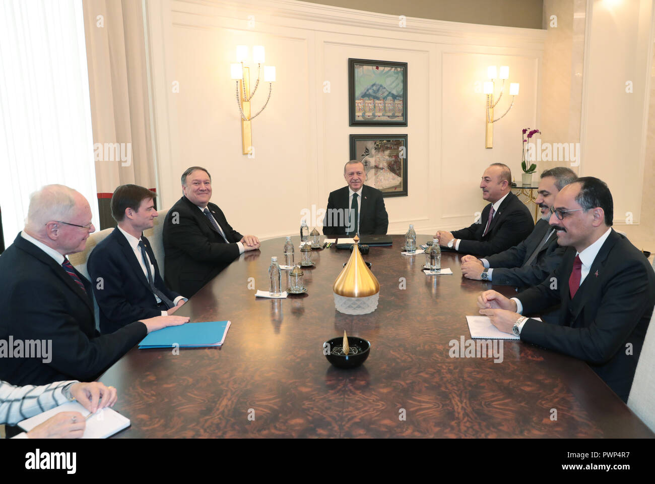 Ankara. 17 Oct, 2018. Le Président turc, Recep Tayyip Erdogan, (C) se réunit avec les visites du secrétaire d'État des États-Unis, Mike Pompeo (3L) à Ankara, Turquie, 17 octobre 2018, au milieu de la disparition d'un journaliste saoudien attirer dans le monde. Credit : Palais Présidentiel turc/Xinhua/Alamy Live News Banque D'Images