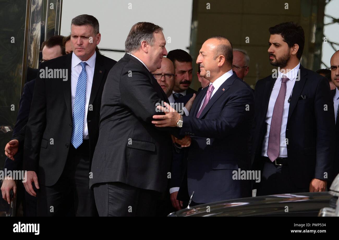 Ankara, Turquie. 17 Oct, 2018. Le Ministre turc des affaires étrangères, Mevlut Cavusoglu (R avant), serre la main avec les visites du secrétaire d'État des États-Unis, Mike Pompeo (L'avant) à Ankara, Turquie, le 17 octobre 2018. Les diplomates turcs et américains se sont rencontrés sur les questions de l'absence du journaliste saoudien et la Syrie Manbij, Ministre des affaires étrangères turc Mevlut Cavusoglu a déclaré mercredi. Credit : Mustafa Kaya/Xinhua/Alamy Live News Banque D'Images