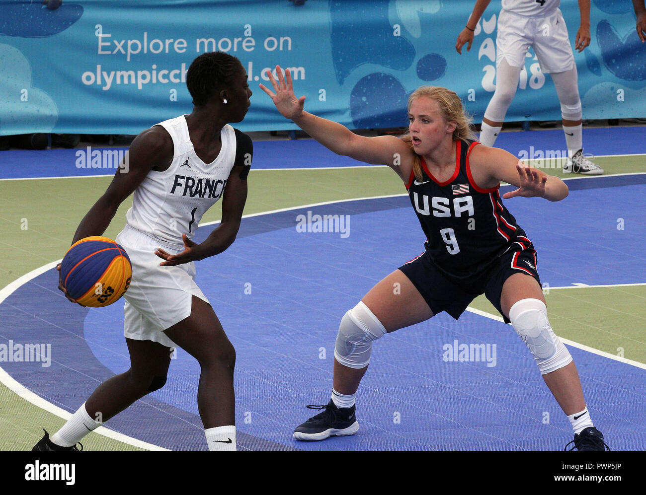 Buenos Aires, Argentine. Dec 12, 2017. Hailey van Lith nous en action  contre l'anglais Diaba Konate (L) lors de la 3x3 de basket-ball de la  Buenos Aires 2018 Jeux Olympiques de la