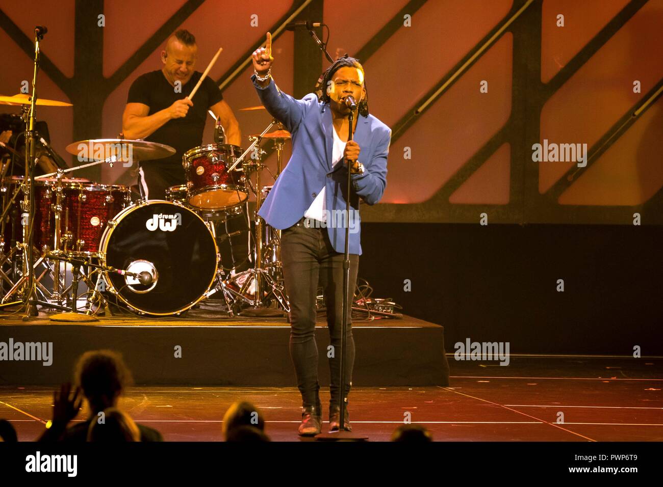 Nashville, Tennessee, USA. 16 Oct, 2018. Newsboys United effectuant à la 49e GMA Dove Awards a eu lieu à l'Université de Lipscomb Allen Arena de Nashville. Michael Tait et membres de longue date Duncan Phillips, Jeff Frankenstein et Jody Davis united avec ancien batteur/chanteur Peter Furler et le bassiste Phil Joel. Crédit : Jason Walle/ZUMA/Alamy Fil Live News Banque D'Images