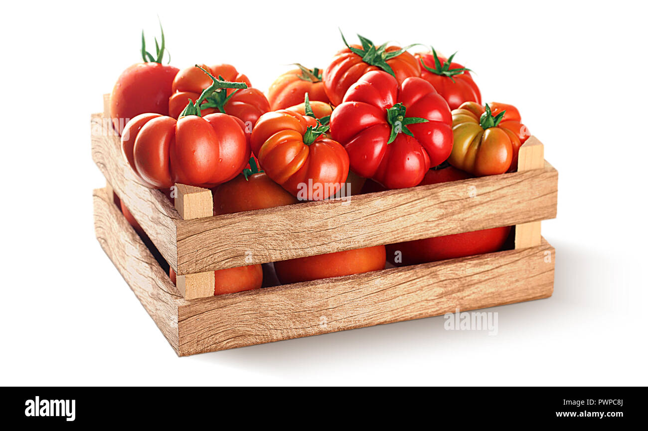 Village frais tomates dans la caisse en bois avec clipping path Photo Stock  - Alamy