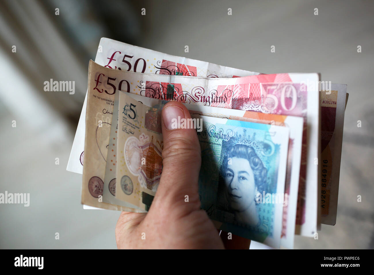 Une sélection de notes avec £50 £10 et £5 notes dans un portefeuille à Londres, au Royaume-Uni. Banque D'Images