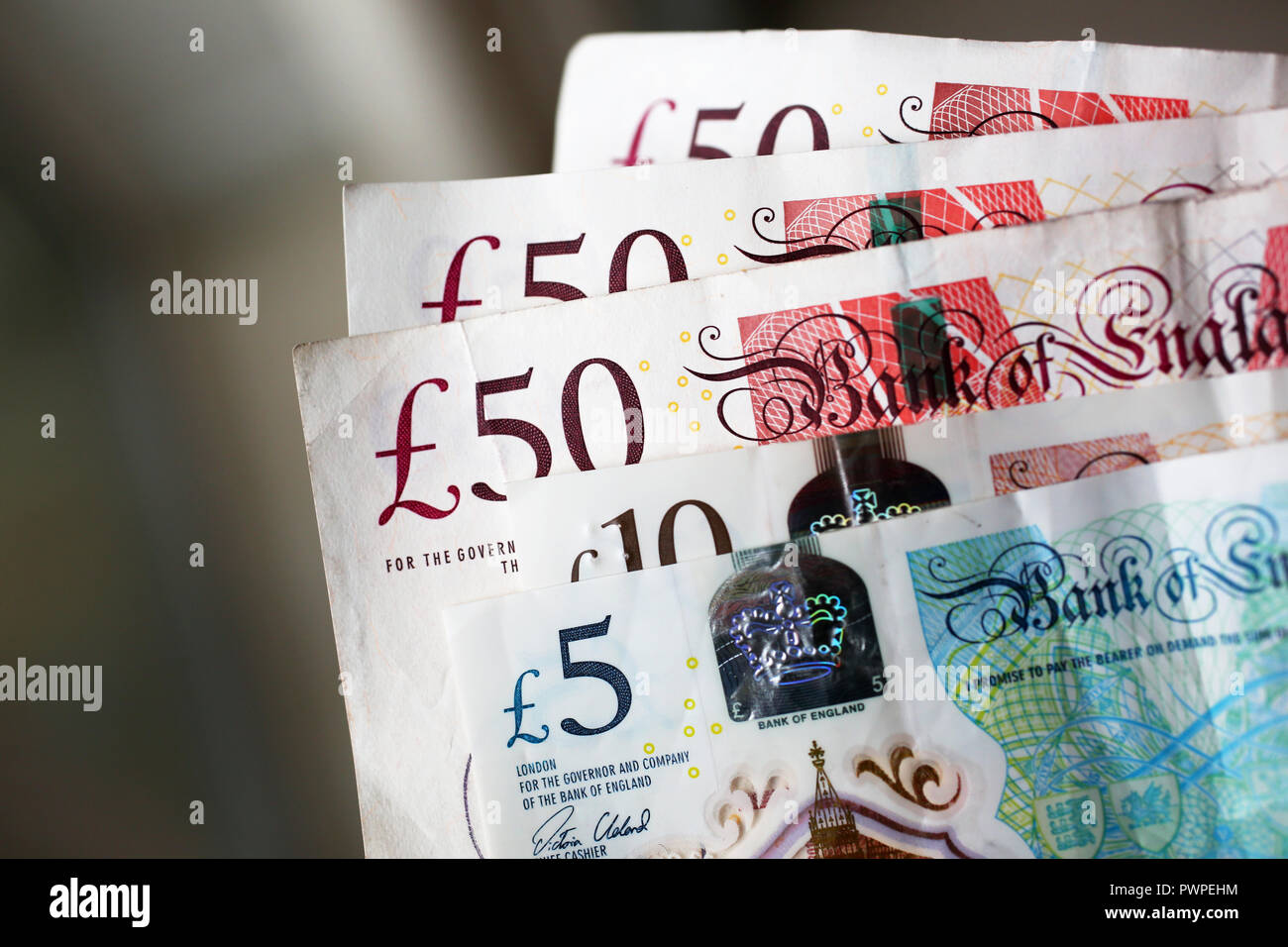 Une sélection de notes avec £50 £10 et £5 notes dans un portefeuille à Londres, au Royaume-Uni. Banque D'Images