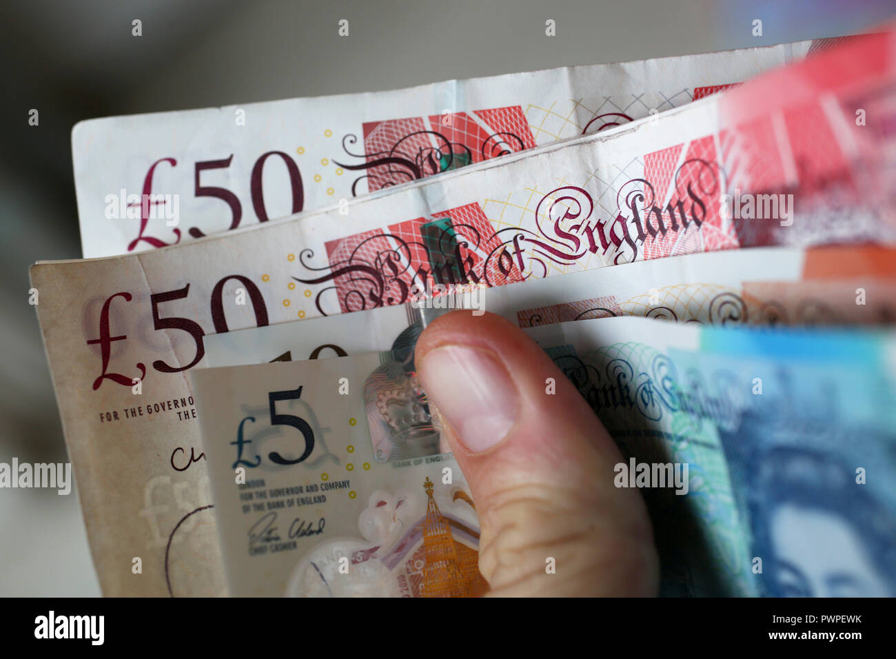 Une sélection de notes avec £50 £10 et £5 notes dans un portefeuille à Londres, au Royaume-Uni. Banque D'Images