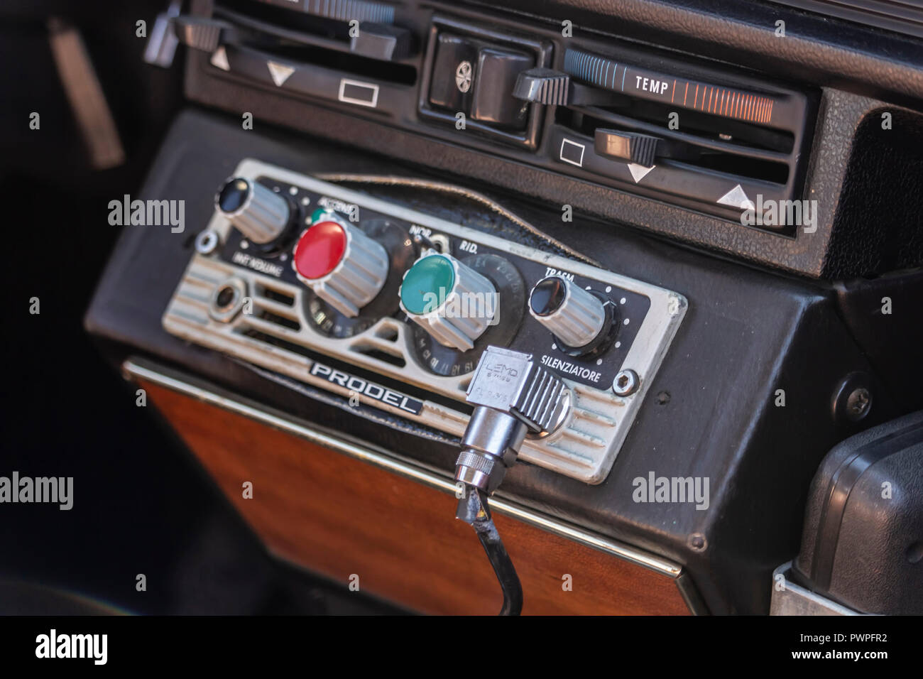 Ostia Lido, Rome 09/30/2018.focus sélectif sur les détails de l'intérieur d'une Alfa Romeo Alfetta 1600 Vintage Voiture de police Polizia Stradale Banque D'Images
