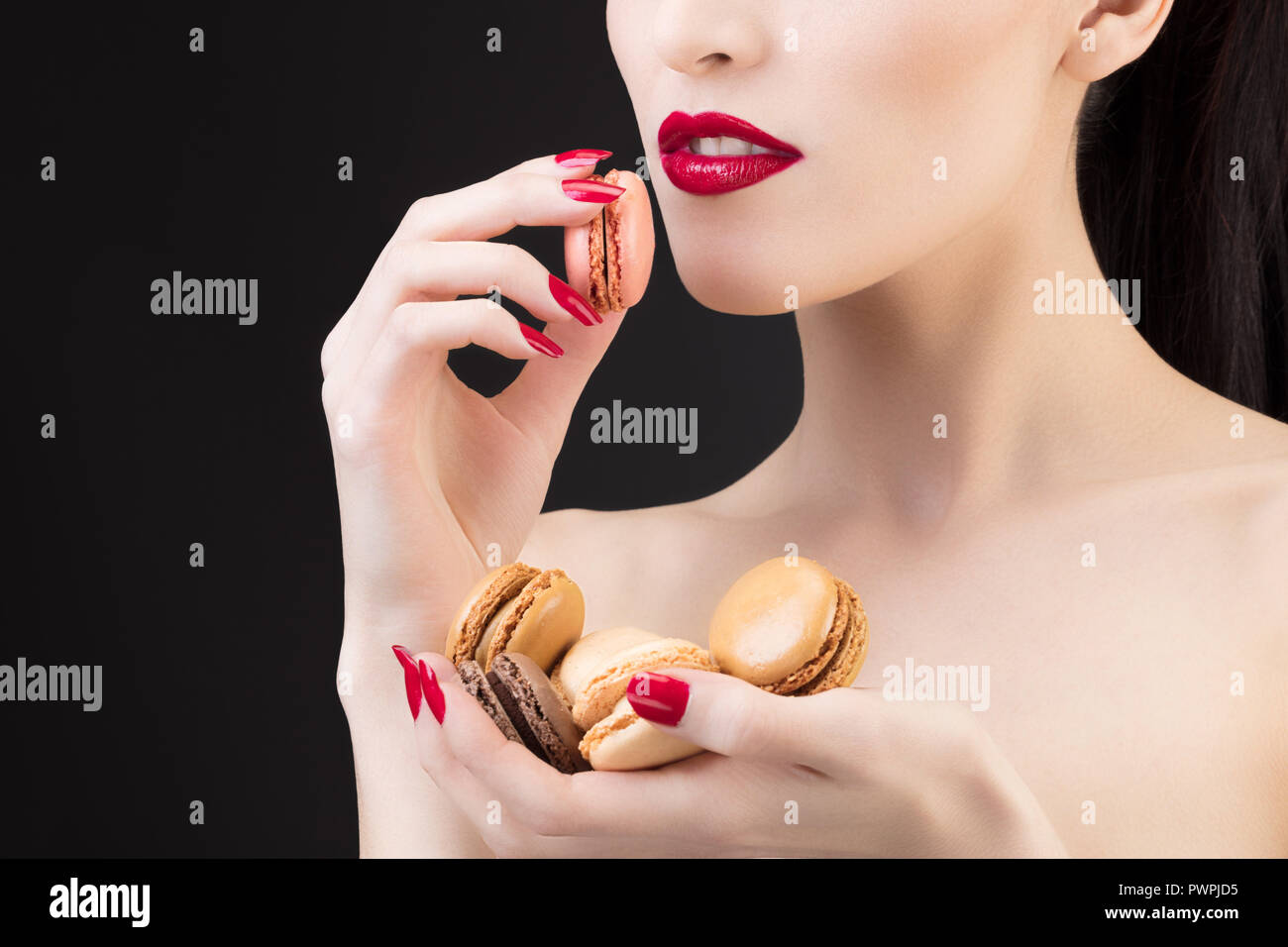 Gros plan d'une jeune fille d'un macaron Banque D'Images