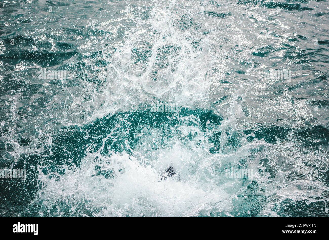 Splash comme personne saute dans l'eau turquoise de la mer des Caraïbes Banque D'Images