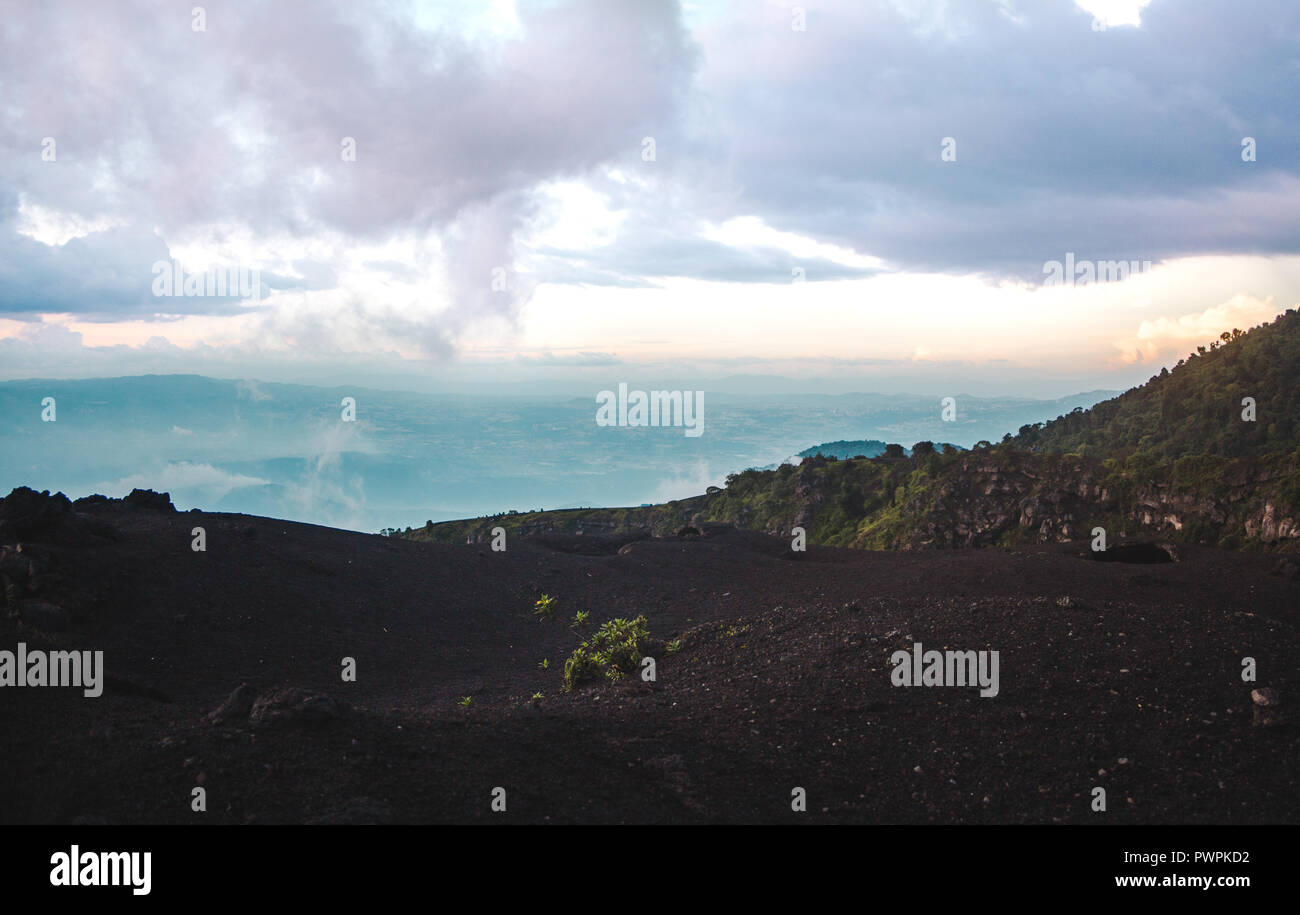L'évolution des paysages à travers le volcan Pacaya, un des volcans les plus actifs au Guatemala, à partir de la roche volcanique noire de forêts luxuriantes au coucher du soleil Banque D'Images