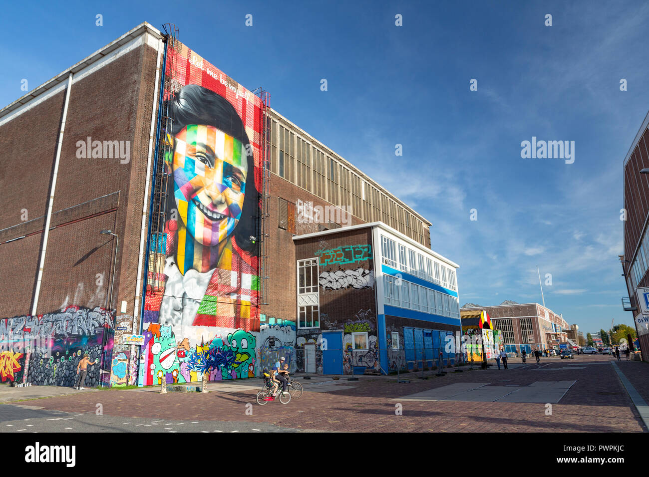 AMSTERDAM, Pays-Bas - le 11 octobre, 2018 : la peinture d'Anne Frank par Eduardo Kobra sur la porte du Laslood sur le terrain NDSM-à Amsterdam Noord. Banque D'Images