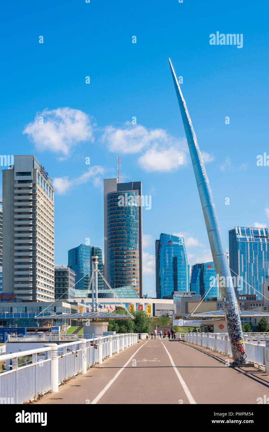 La ville de Vilnius, vue sur le pont blanc (Baltasis Tiltas) vers l'horizon de la moderne Snipiskes quartier des affaires au centre de Vilnius. Banque D'Images