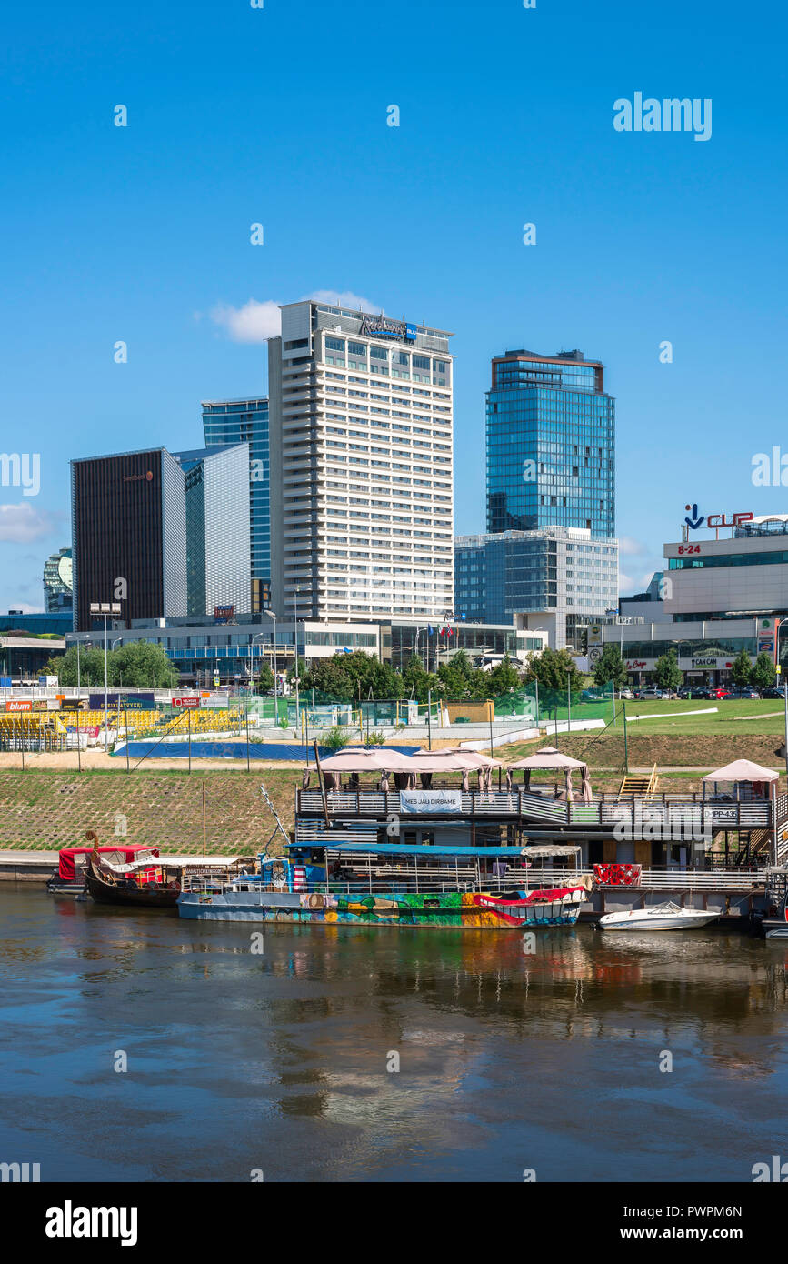 La ville de Vilnius, vue sur la rivière Neris vers l'horizon de la moderne Snipiskes "Sunrise Valley' quartier des affaires au centre de Vilnius, Lituanie Banque D'Images
