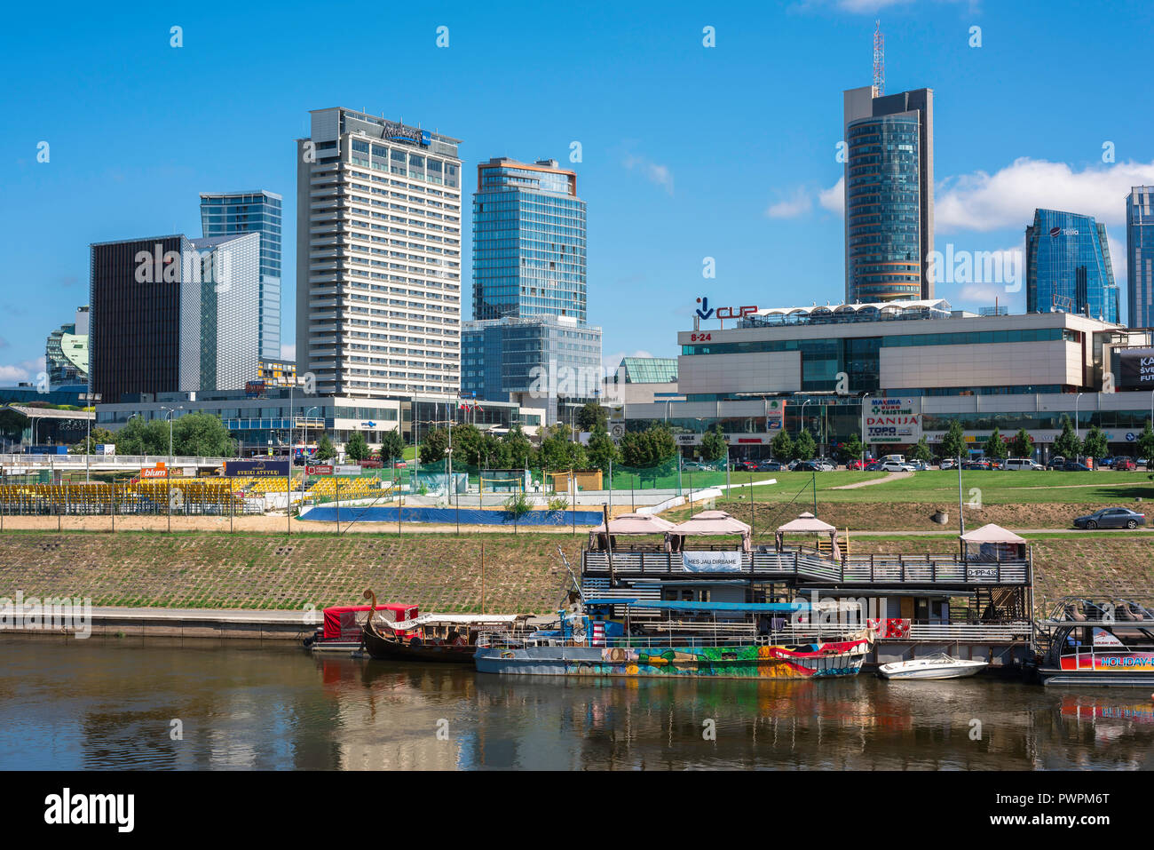 La ville de Vilnius, vue sur la rivière Neris vers l'horizon de la moderne Snipiskes "Sunrise Valley' quartier des affaires au centre de Vilnius, Lituanie. Banque D'Images